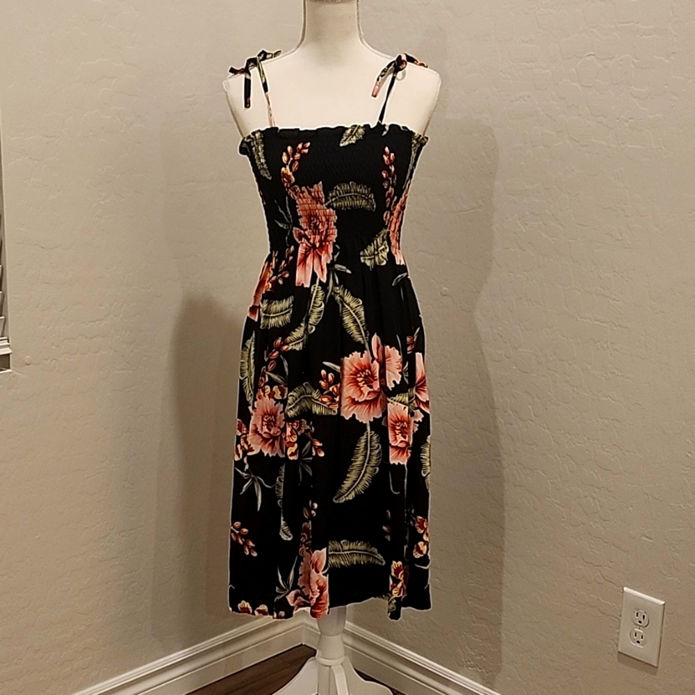 HIBISCUS COLLECTION HAWAII FLORAL DRESS IN EXCELLENT CONDITION
